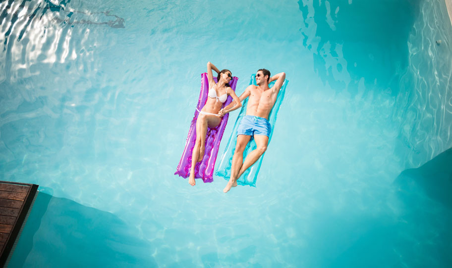 Pool Villa für Hochzeitsreise Paar Luftmatratze