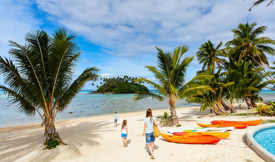 Familien Ferien Cook Islands Familie Cook Inseln Strand mit Kayak
