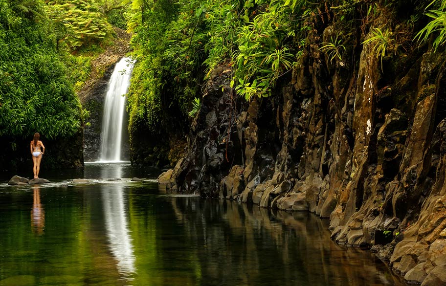 Wanderung Wasserfall Frau Fidschi Inseln Wasserfall mit Frau Fiji Islands