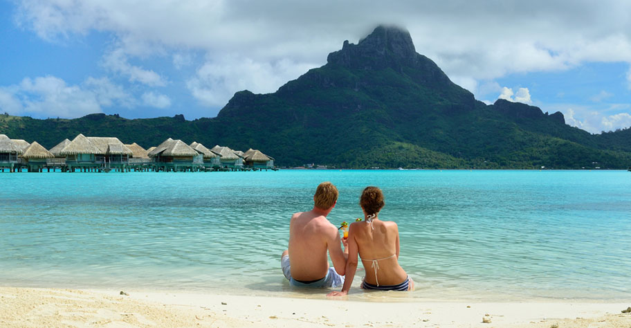 Tahiti Honeymoon Paar am Strand Honeymoon Paar auf Französisch Polynesien