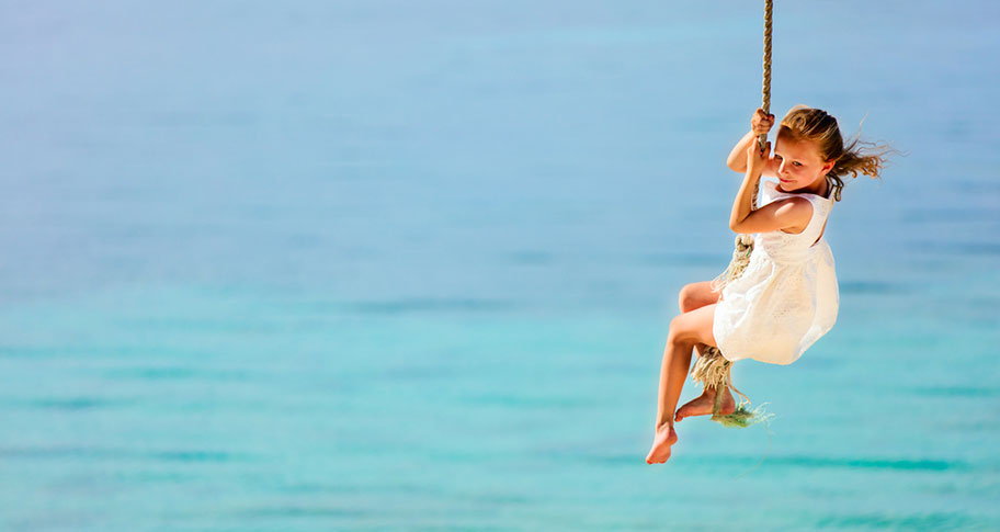 Kinderfreundliche Hotels Cook Islands Mädchen Schaukel Cook Island Strand