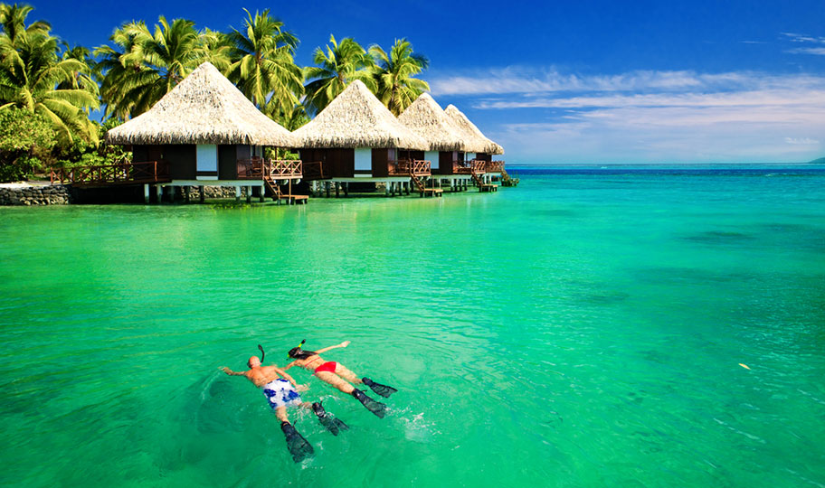 Samoa Flitterwochen paar am Schnorcheln vor Traumresort Flitterwochen Samoa Paar schnorchelt im Meer
