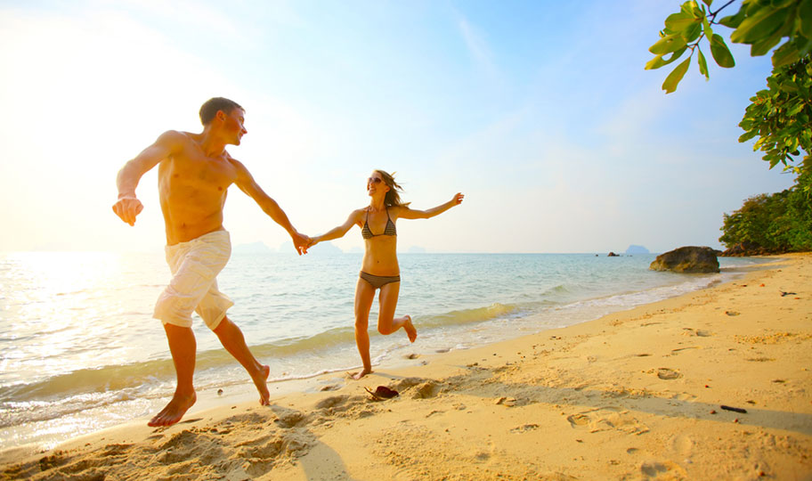 Verliebt in Samoa: Paar Honeymoon Traumstrand Samoa Honeymoon Reisen Paar rennt am Strand