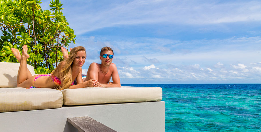 Südsee Flitterwochen Junges Paar Südsee Honeymoon Junges Paar Luxusresort