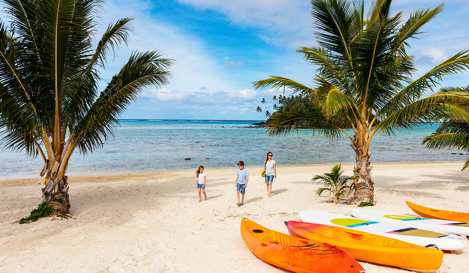 Familie Cook Inseln Strand mit Kayak