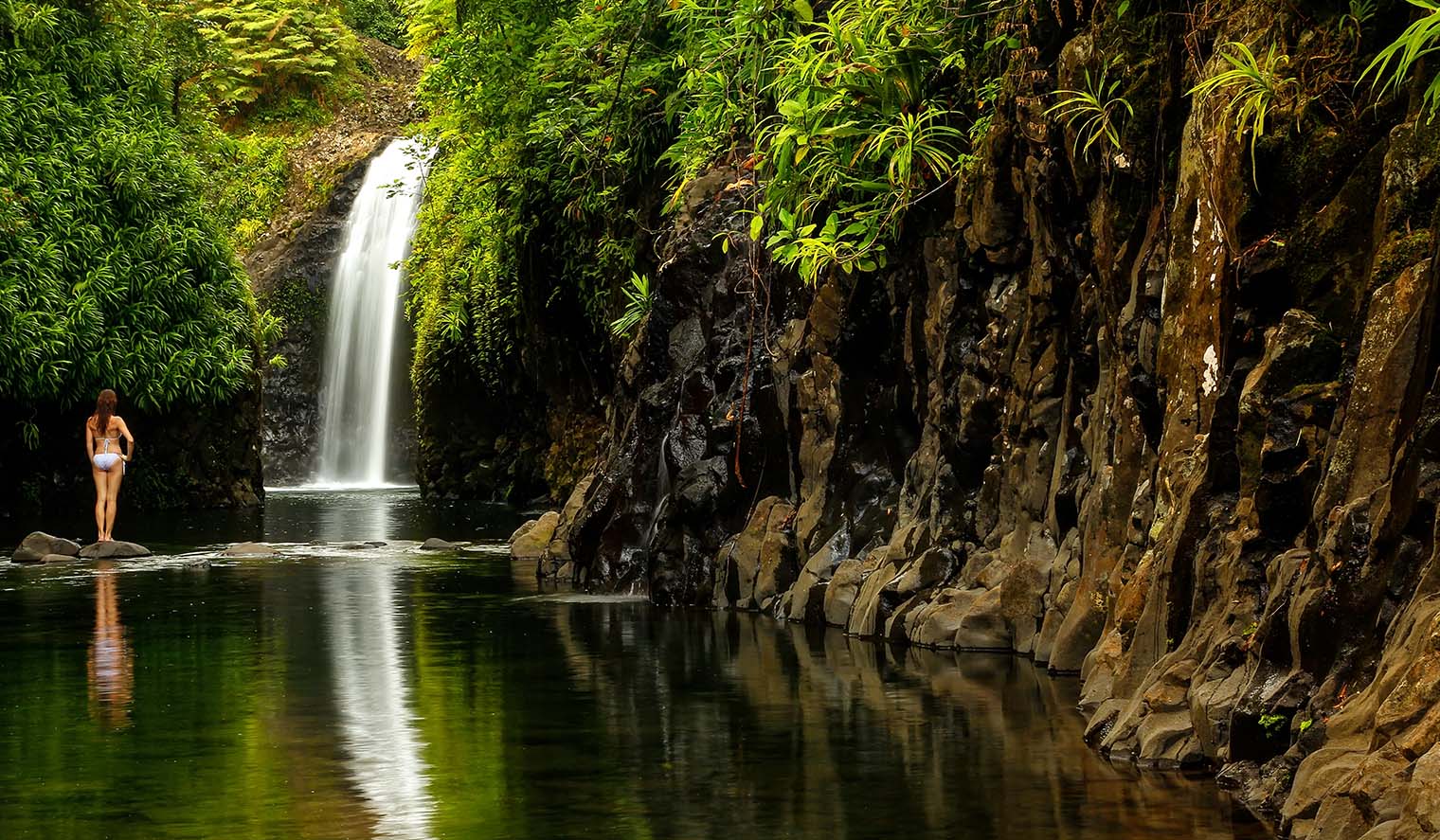 Wasserfall mit Frau Fiji Islands