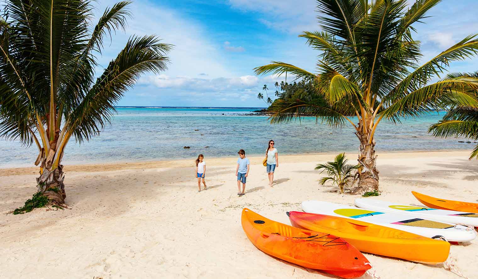 Kayaks am Strand von Bora Bora