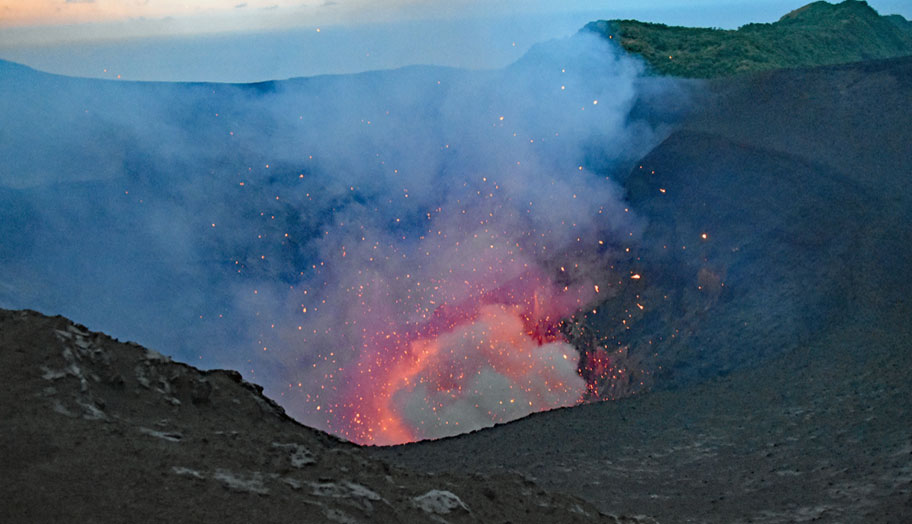 Vulkan Yasur auf Vanuatu Lava